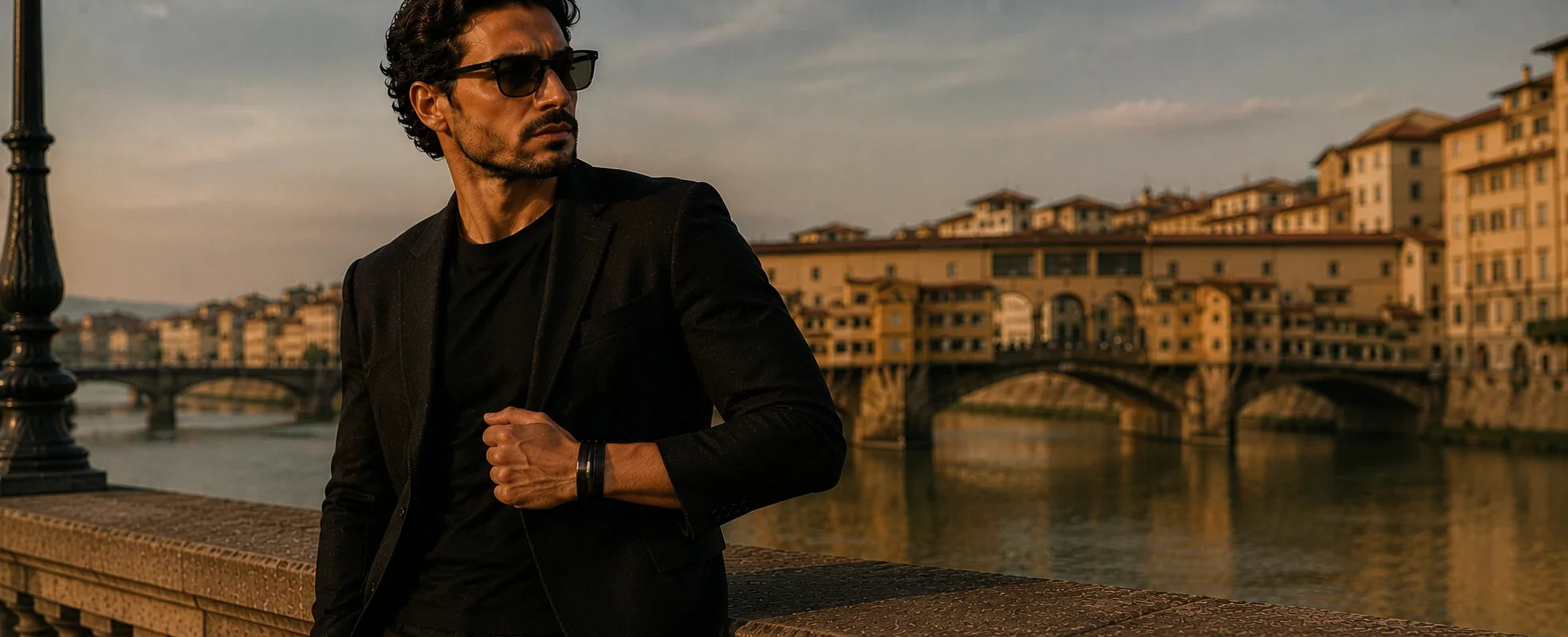 Coleção Pulseiras de Couro Masculinas ORVENI com pulseira de couro preta masculina em um ponto turístico da Itália. Fotografia editorial premium inspirada no estilo executivo, destacando elegância, autenticidade e acabamento artesanal.