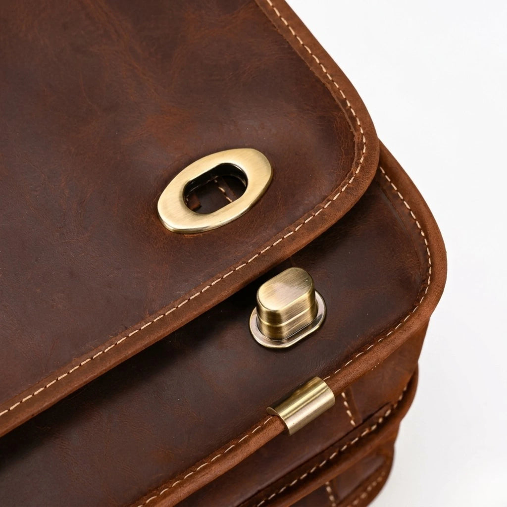 "Maleta Executiva Masculina de Couro ORVENI Dallas, maleta de couro executiva masculina com acabamento premium, compartimentos organizados e design sofisticado."