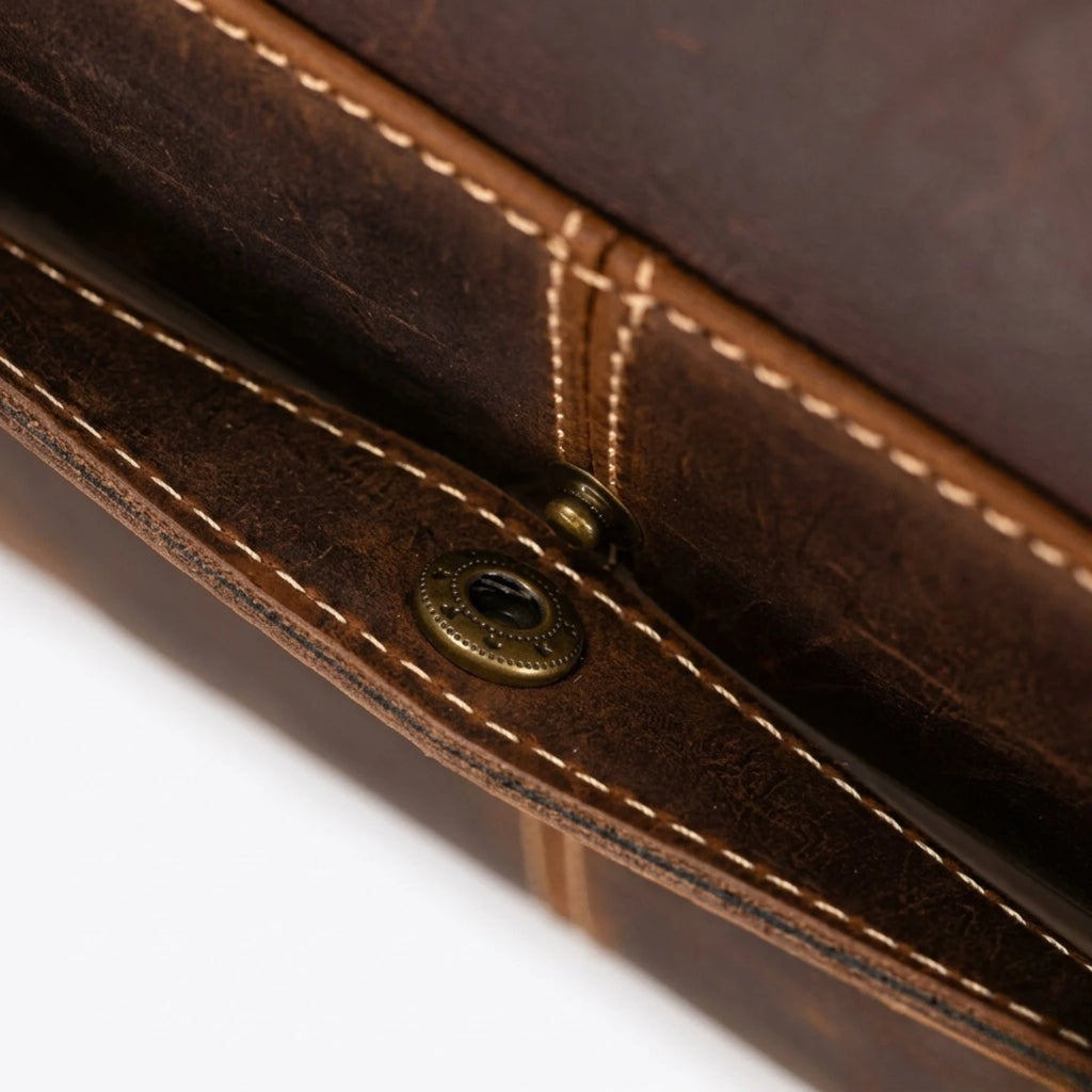 "Maleta Executiva Masculina de Couro ORVENI Dallas, maleta de couro executiva masculina com acabamento premium, compartimentos organizados e design sofisticado."