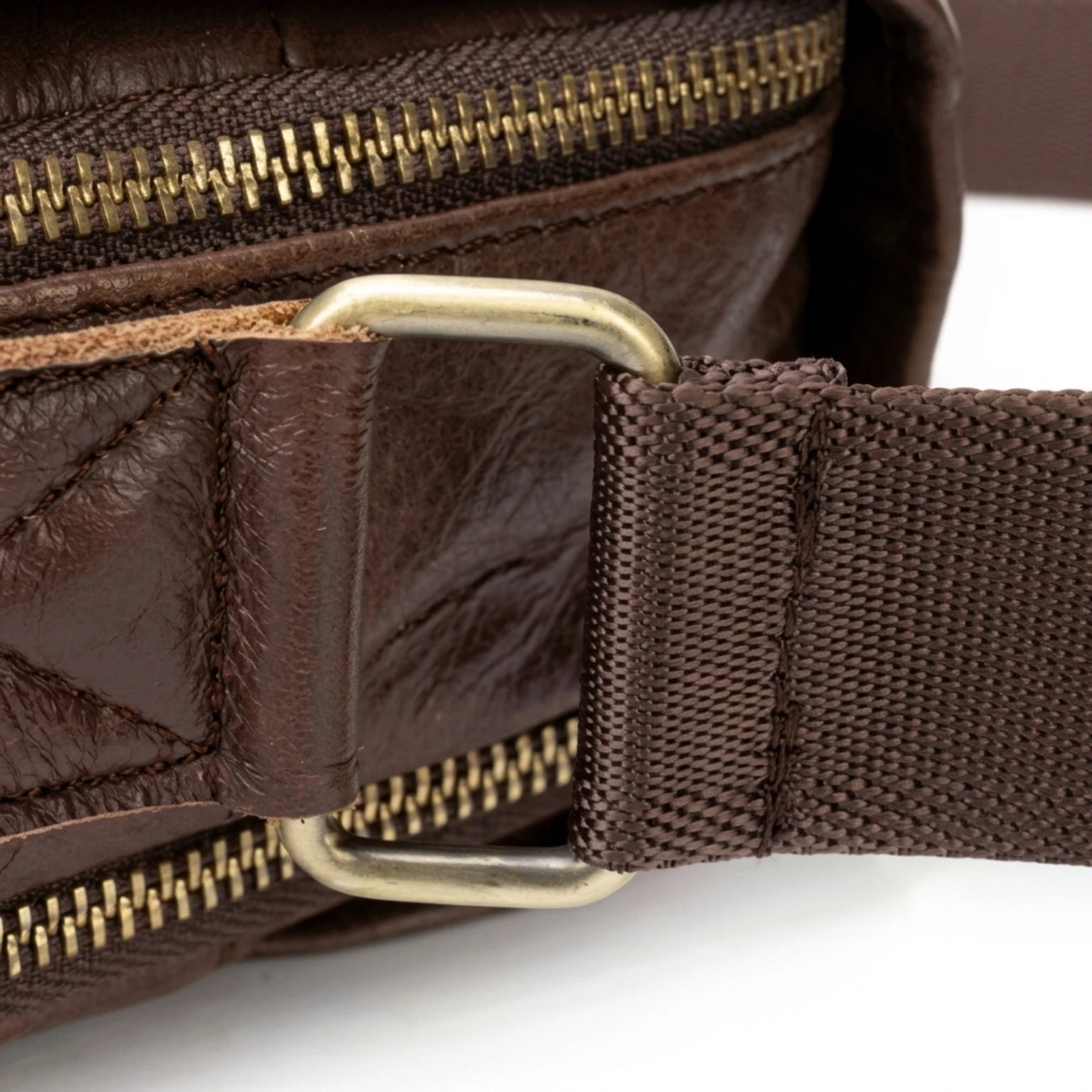 Bolsa de couro transversal Lorenzo confortável e funcional para o dia a dia.