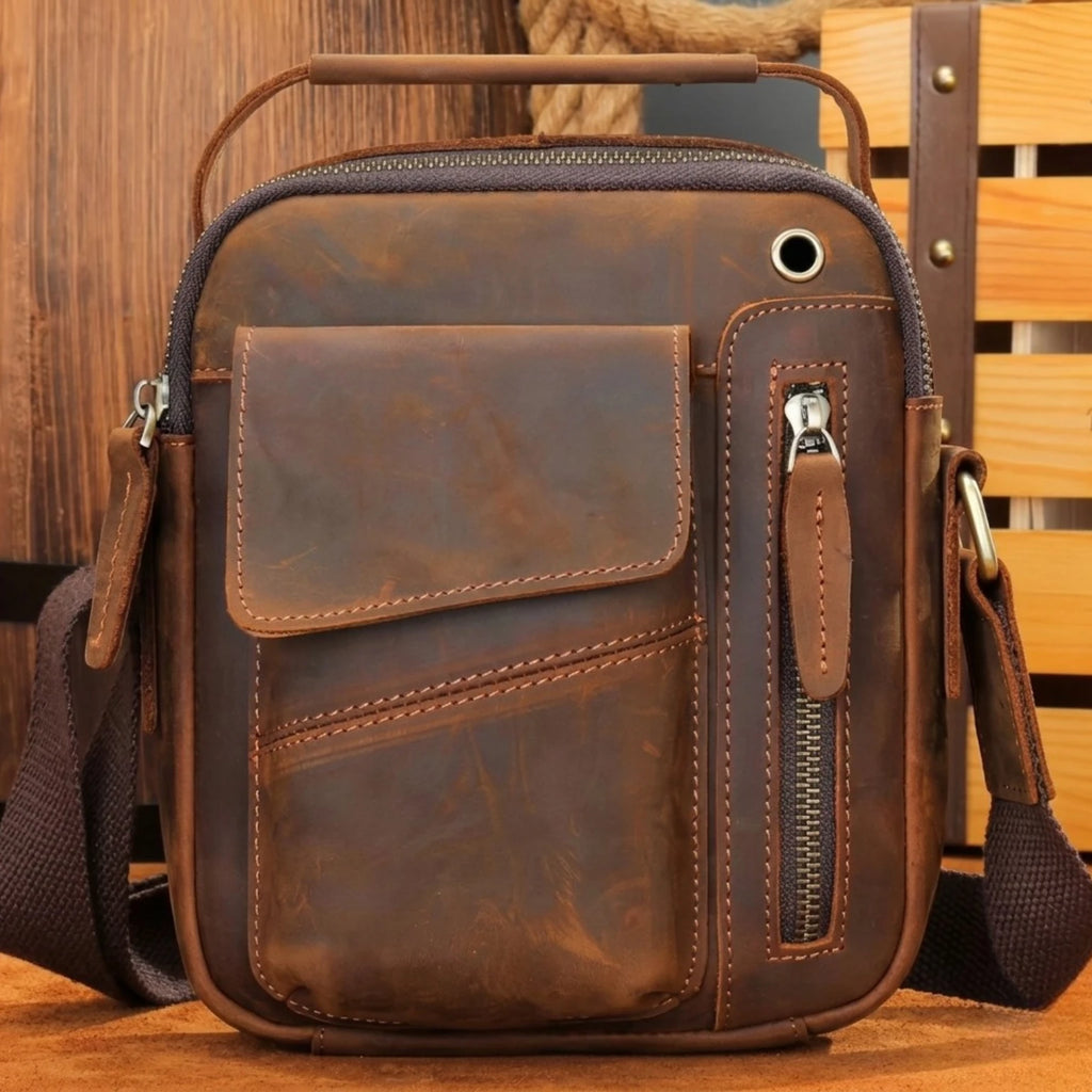 Bolsa crossbody de couro vintage masculina com acabamento resistente e durável.
