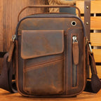Bolsa crossbody de couro vintage masculina com acabamento resistente e durável.