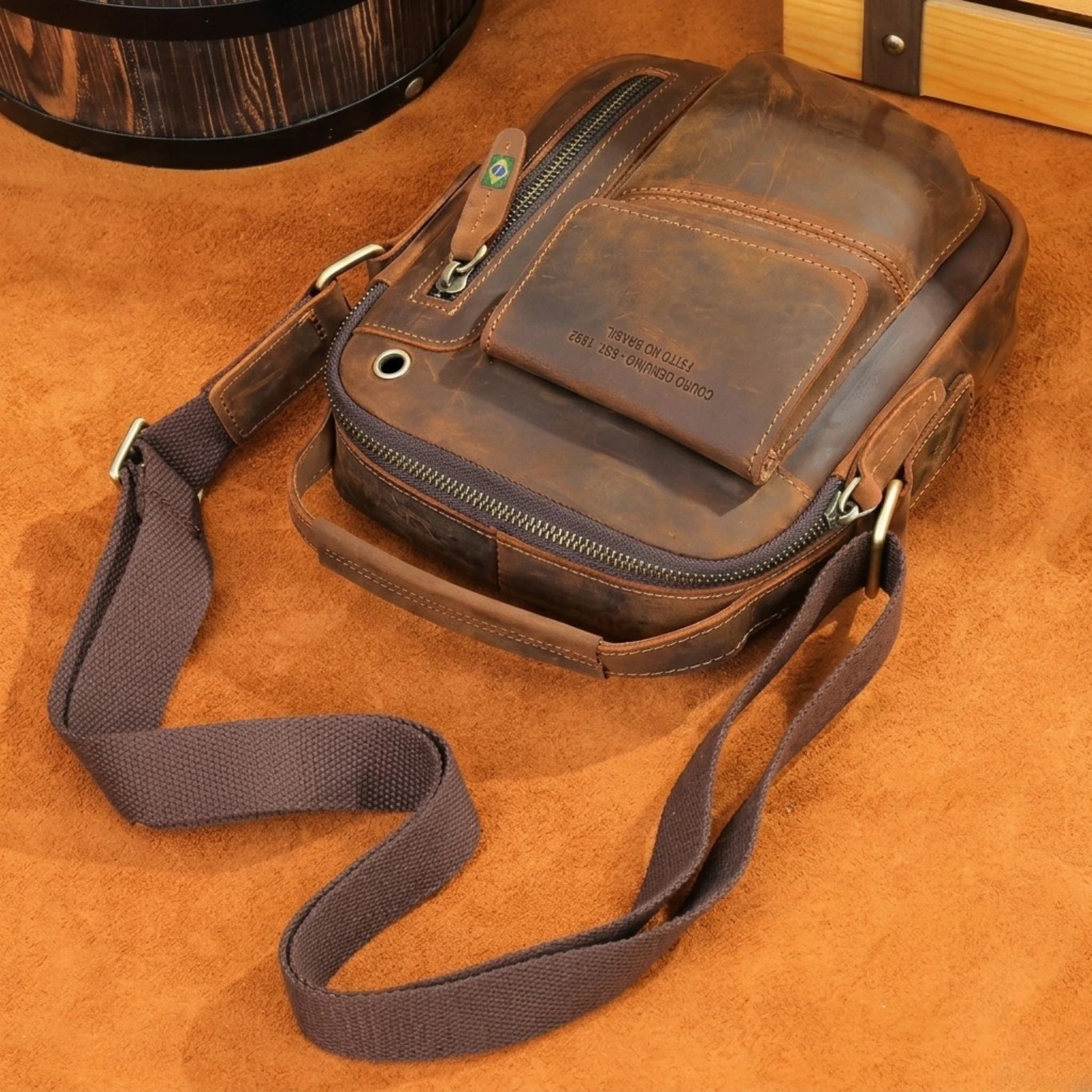 Bolsa de couro transversal Arveni com design vintage e visual elegante para o dia a dia.