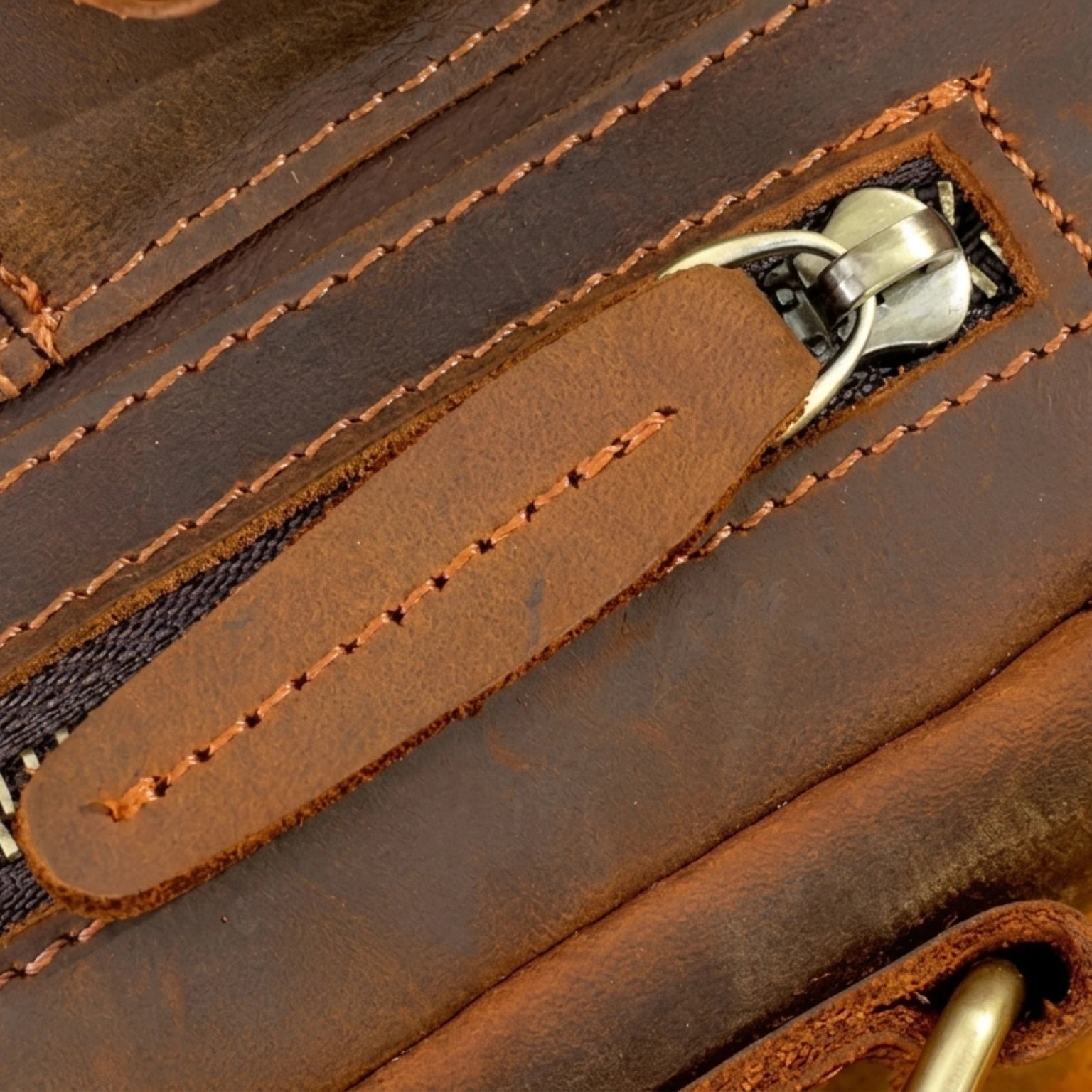Bolsa de couro transversal Arveni com design vintage e visual elegante para o dia a dia.