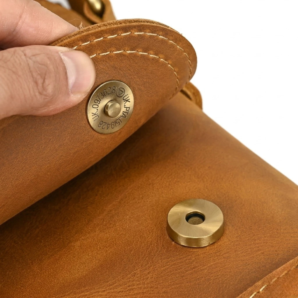 "Bolsa de Couro Crossbody Vintage Dommy, bolsa masculina de couro transversal com acabamento premium, design vintage e estilo elegante."