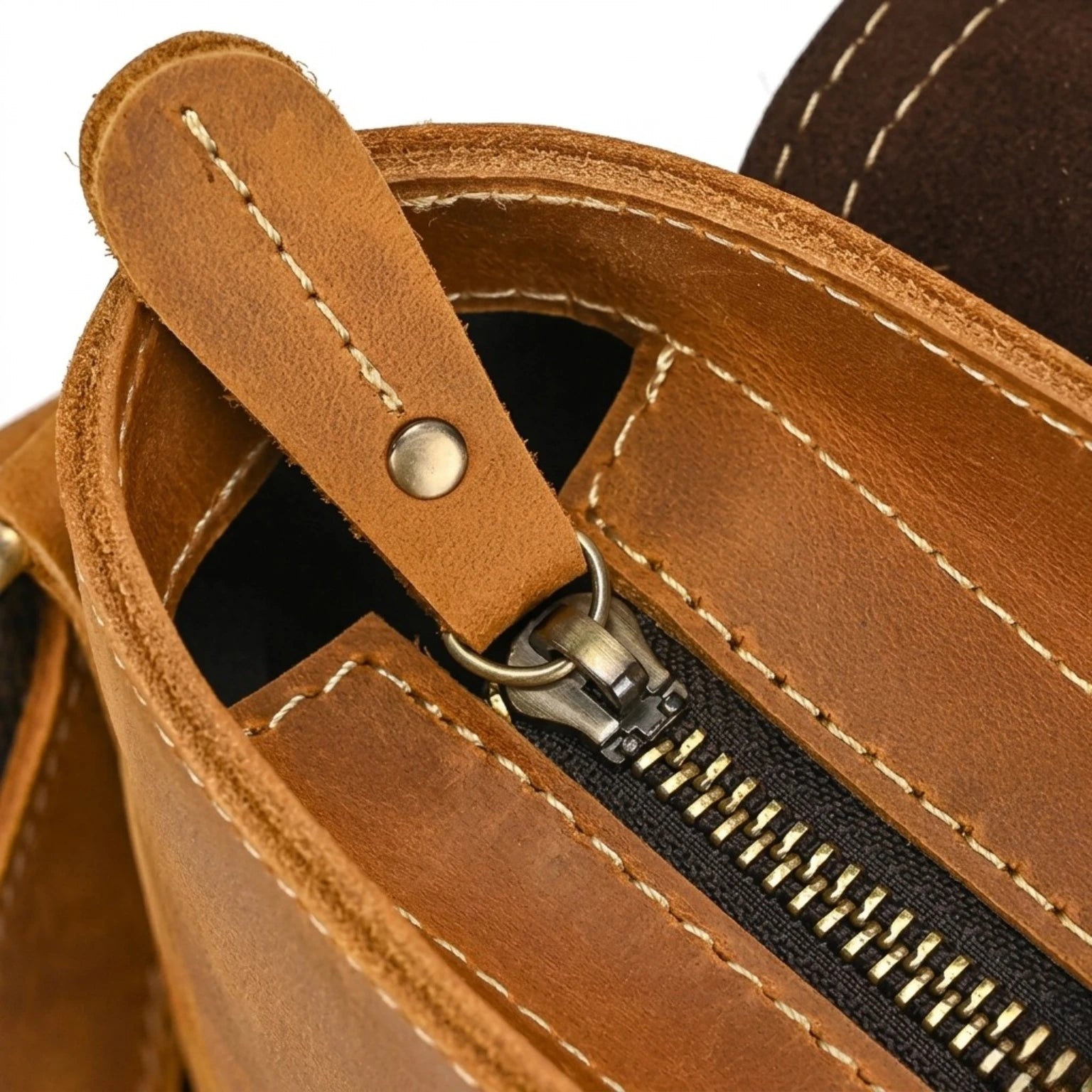 "Bolsa de Couro Crossbody Vintage Dommy, bolsa masculina de couro transversal com acabamento premium, design vintage e estilo elegante."