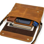 "Bolsa de Couro Crossbody Vintage Dommy, bolsa masculina de couro transversal com acabamento premium, design vintage e estilo elegante."
