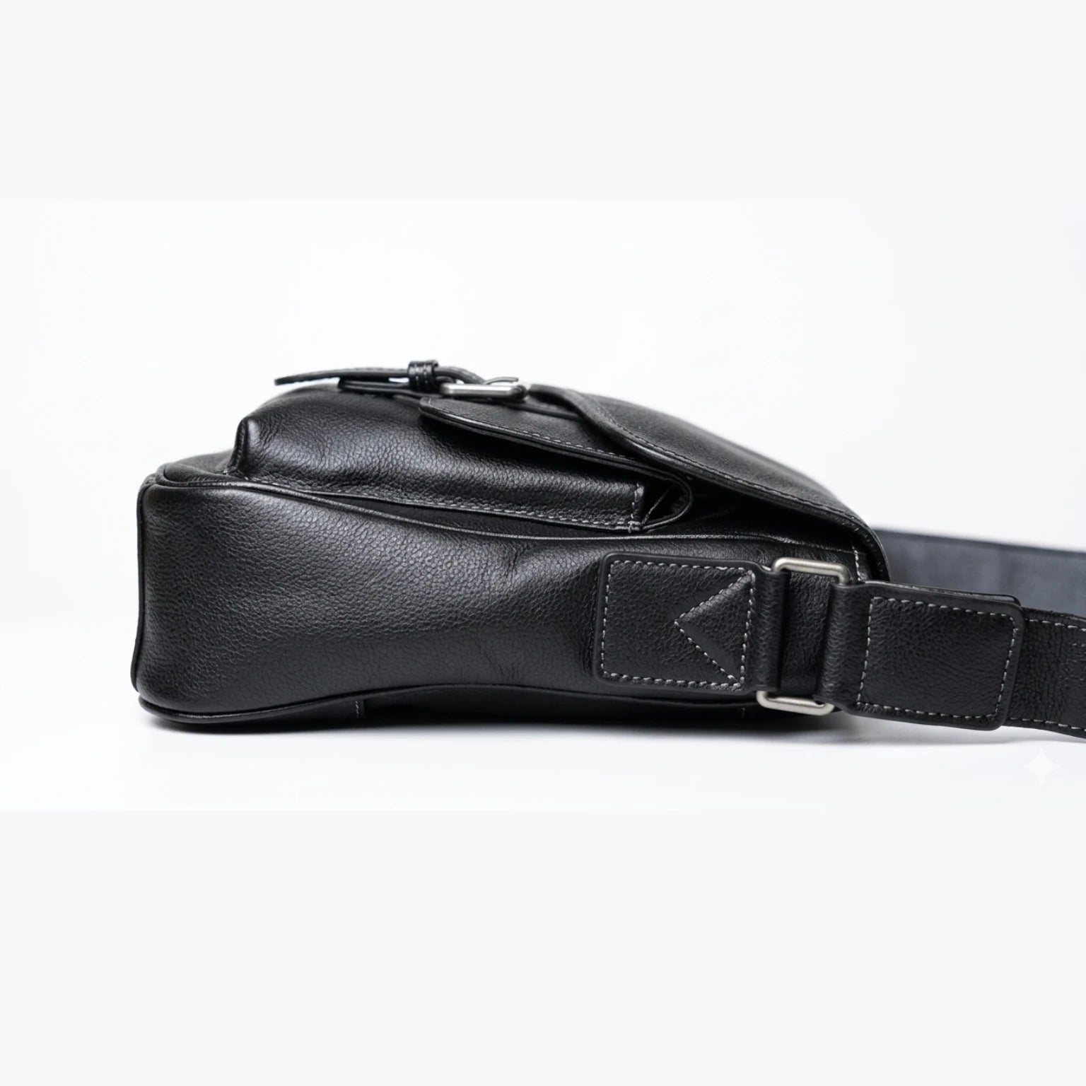 "Bolsa de Couro Crossbody Vintage Lucca, bolsa masculina de couro transversal com acabamento premium, design vintage e estilo sofisticado."