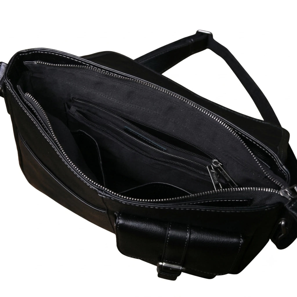 "Bolsa masculina Crossbody Vintage Lucca em couro premium, modelo transversal com visual sofisticado e excelente organização interna."
