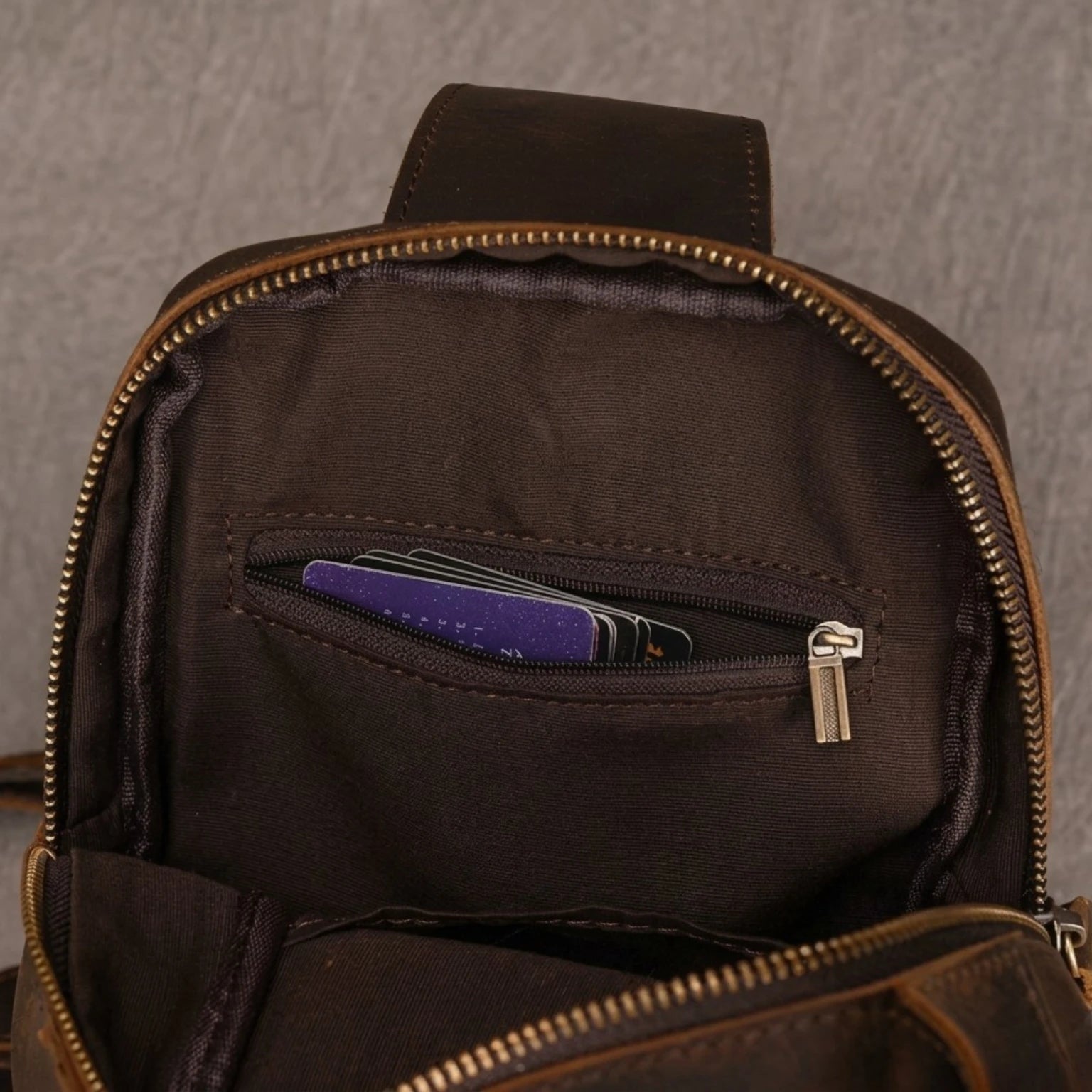 "Bolsa de Couro Masculina Crossbody Vintage Arms, bolsa masculina de couro transversal com acabamento premium, design vintage e estilo elegante."