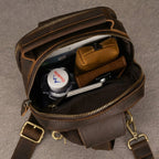 "Bolsa de Couro Masculina Crossbody Vintage Arms, bolsa masculina de couro transversal com acabamento premium, design vintage e estilo elegante."