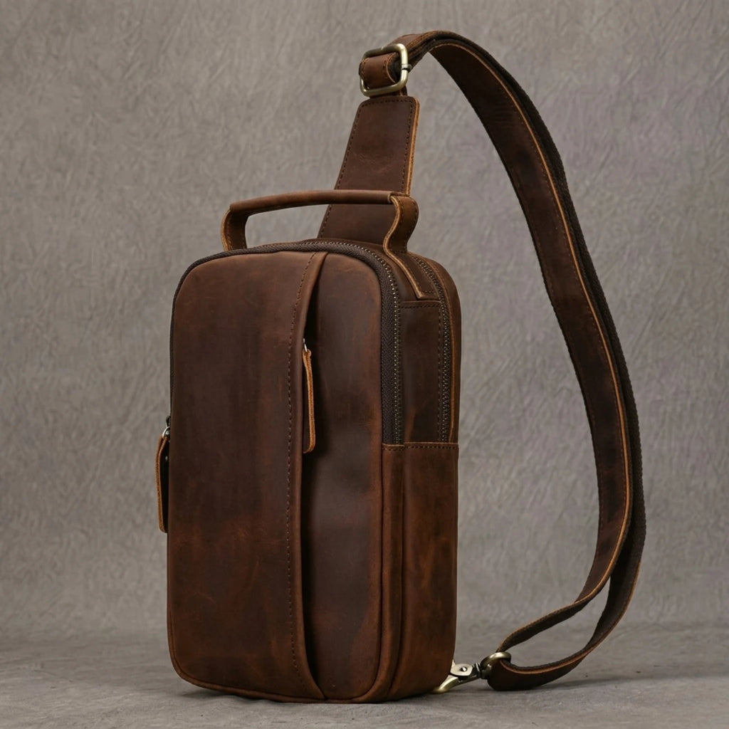 "Bolsa de Couro Masculina Crossbody Vintage Arms, bolsa masculina de couro transversal com acabamento premium, design vintage e estilo elegante."