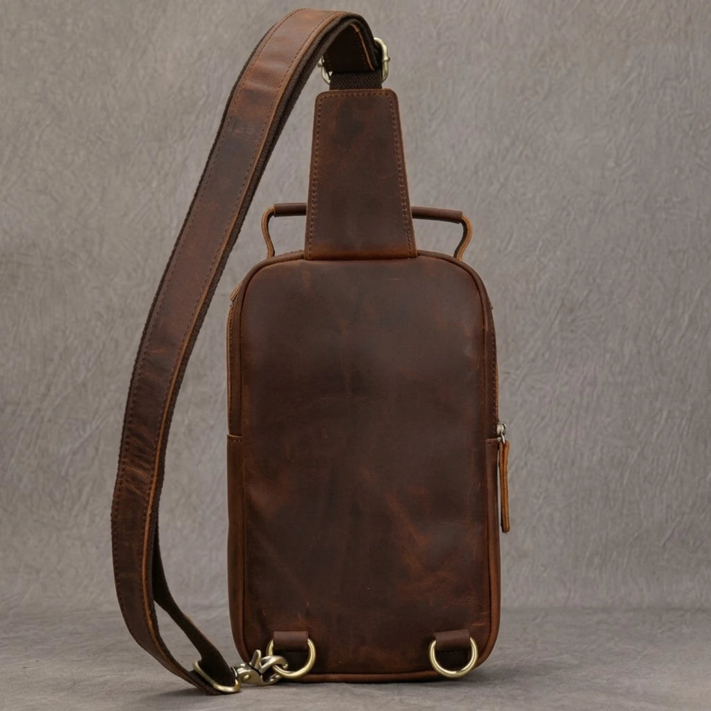 "Bolsa de Couro Masculina Crossbody Vintage Arms, bolsa masculina de couro transversal com acabamento premium, design vintage e estilo elegante."