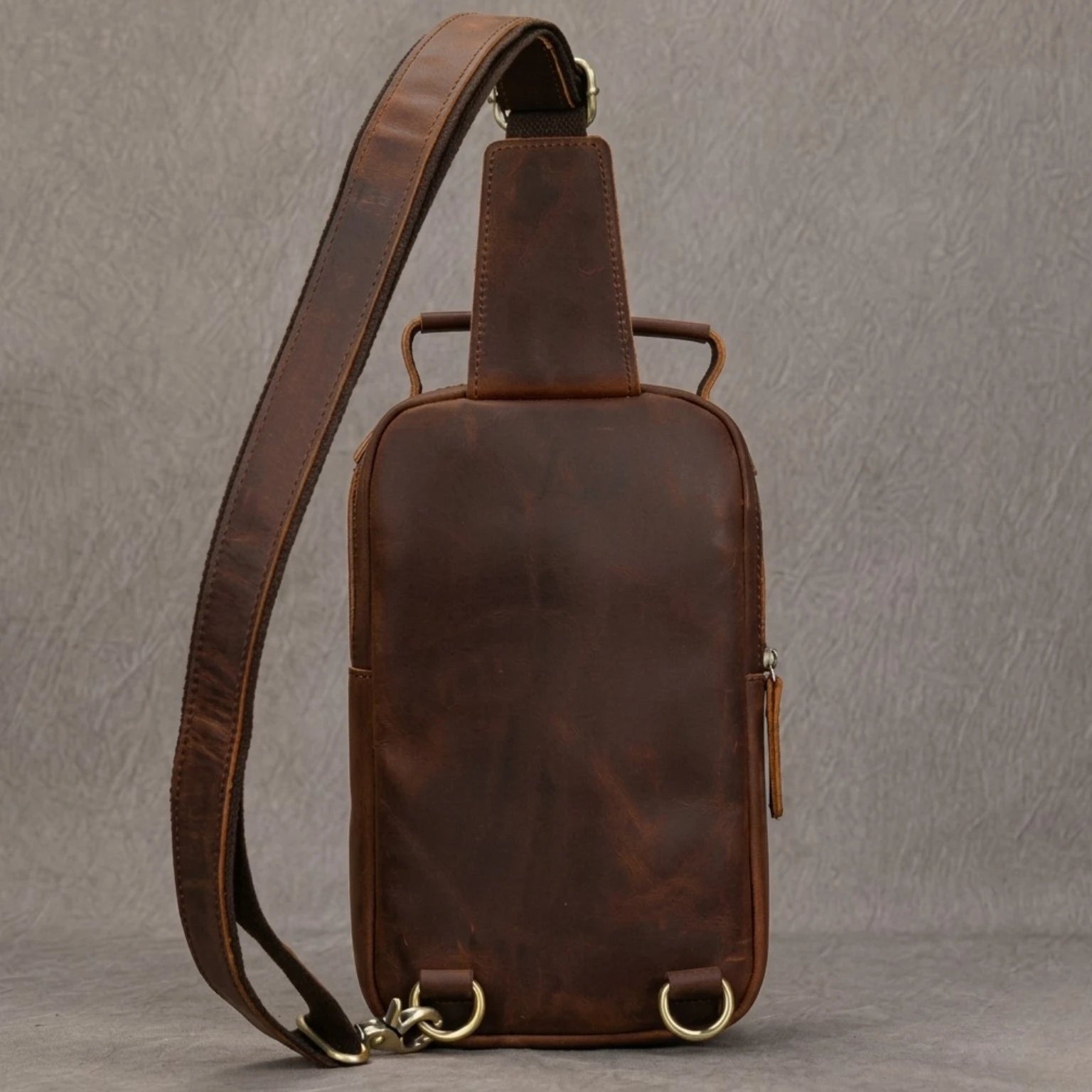 "Bolsa de Couro Masculina Crossbody Vintage Arms, bolsa masculina de couro transversal com acabamento premium, design vintage e estilo elegante."