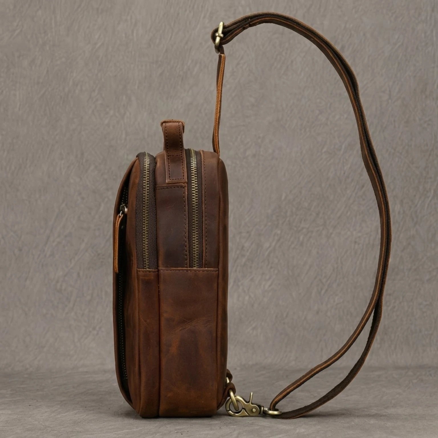 "Bolsa de Couro Masculina Crossbody Vintage Arms, bolsa masculina de couro transversal com acabamento premium, design vintage e estilo elegante."