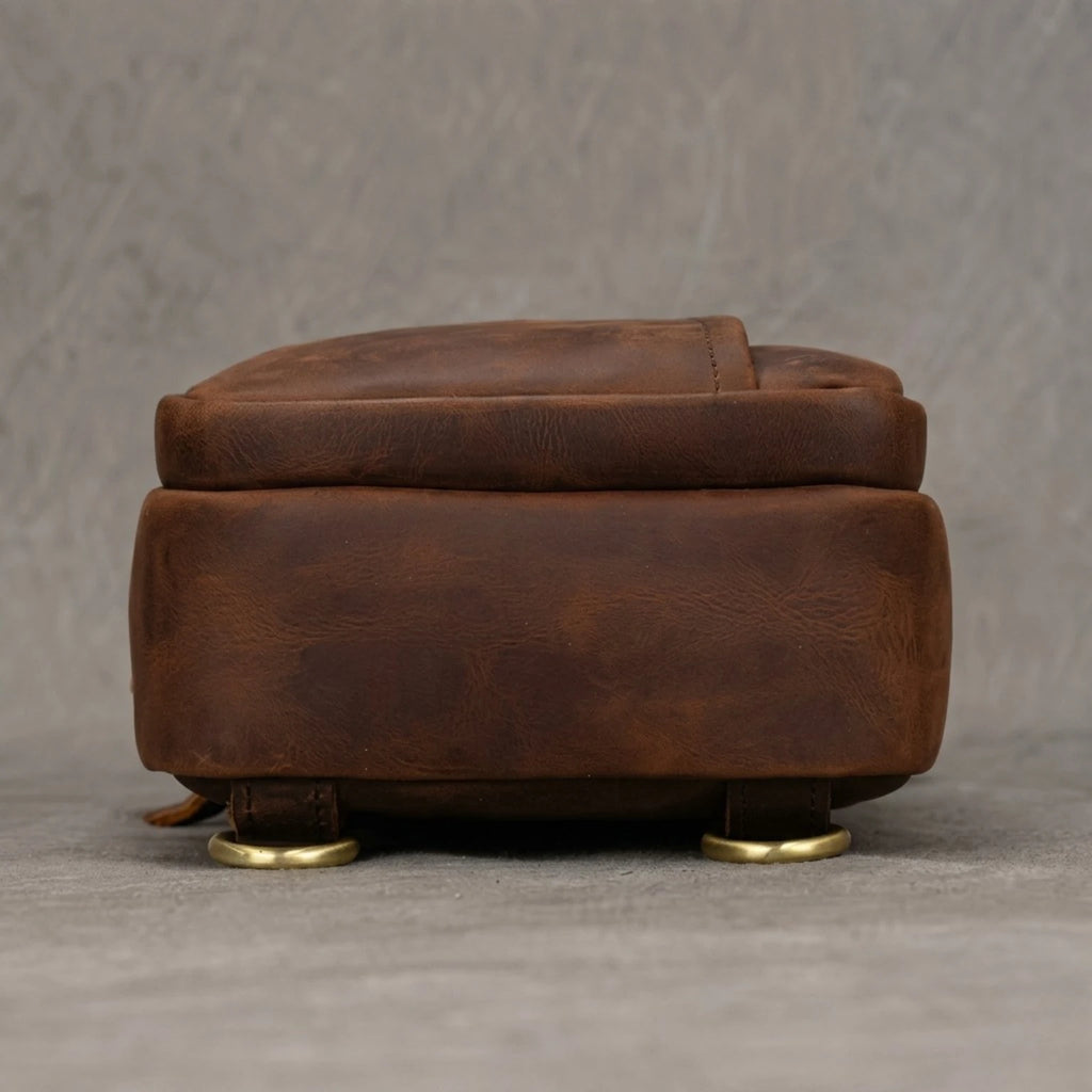 "Bolsa de Couro Masculina Crossbody Vintage Arms, bolsa masculina de couro transversal com acabamento premium, design vintage e estilo elegante."