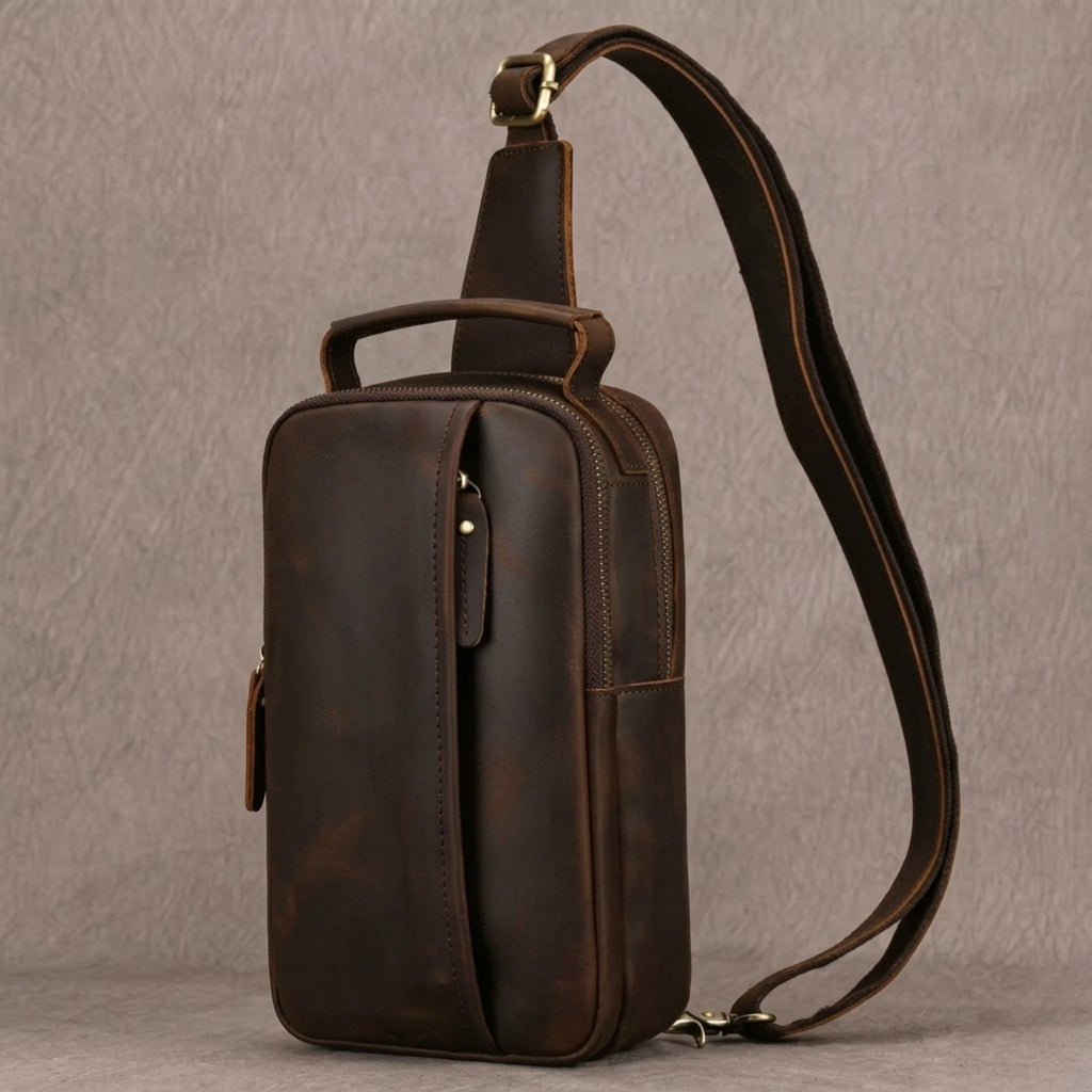"Bolsa de couro masculina Crossbody Vintage Arms com alça transversal, acabamento premium e amplo espaço para itens essenciais."