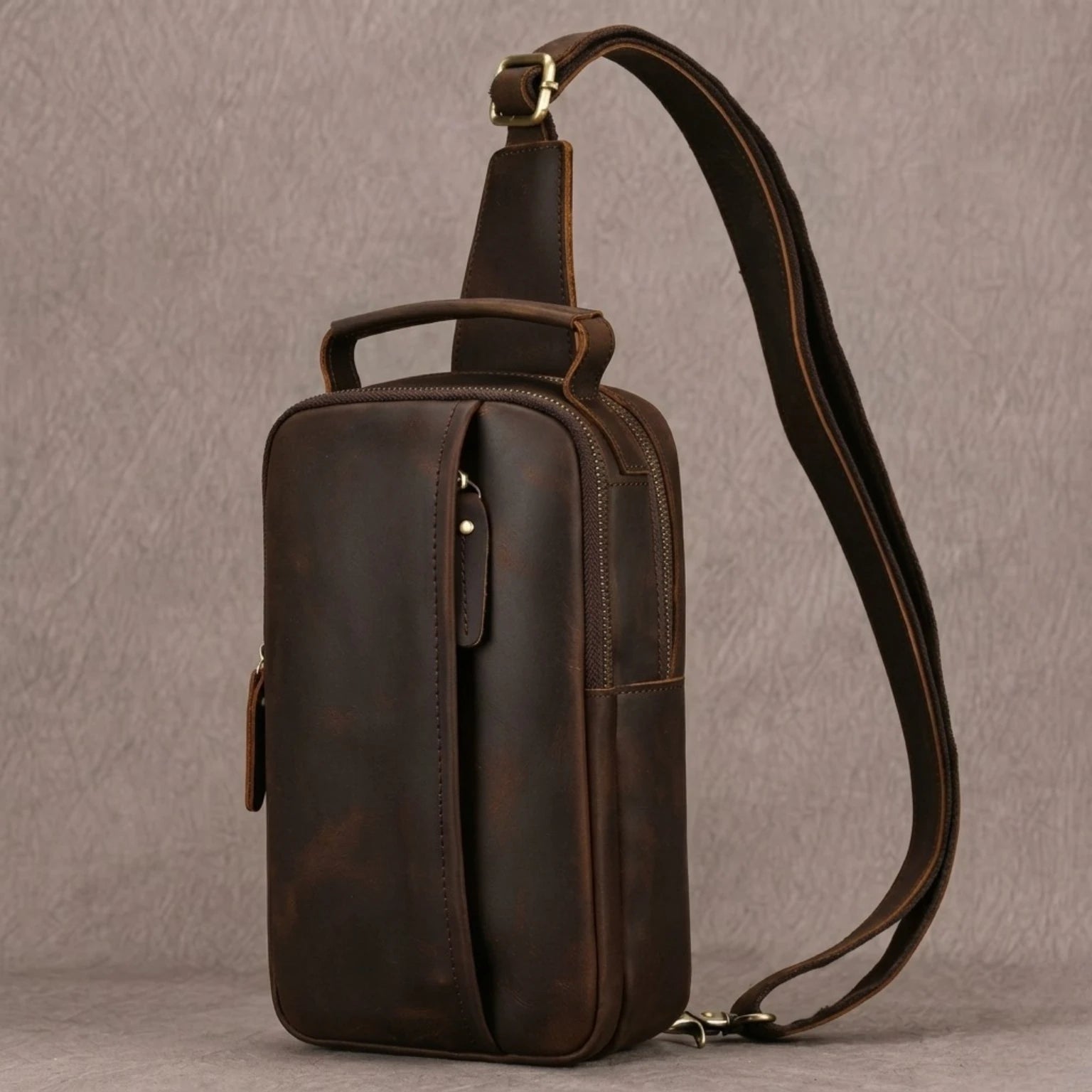 "Bolsa de couro masculina Crossbody Vintage Arms com alça transversal, acabamento premium e amplo espaço para itens essenciais."