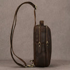 "Bolsa masculina de couro Vintage Arms, modelo transversal com design vintage e elegante para trabalho, viagens e uso diário."
