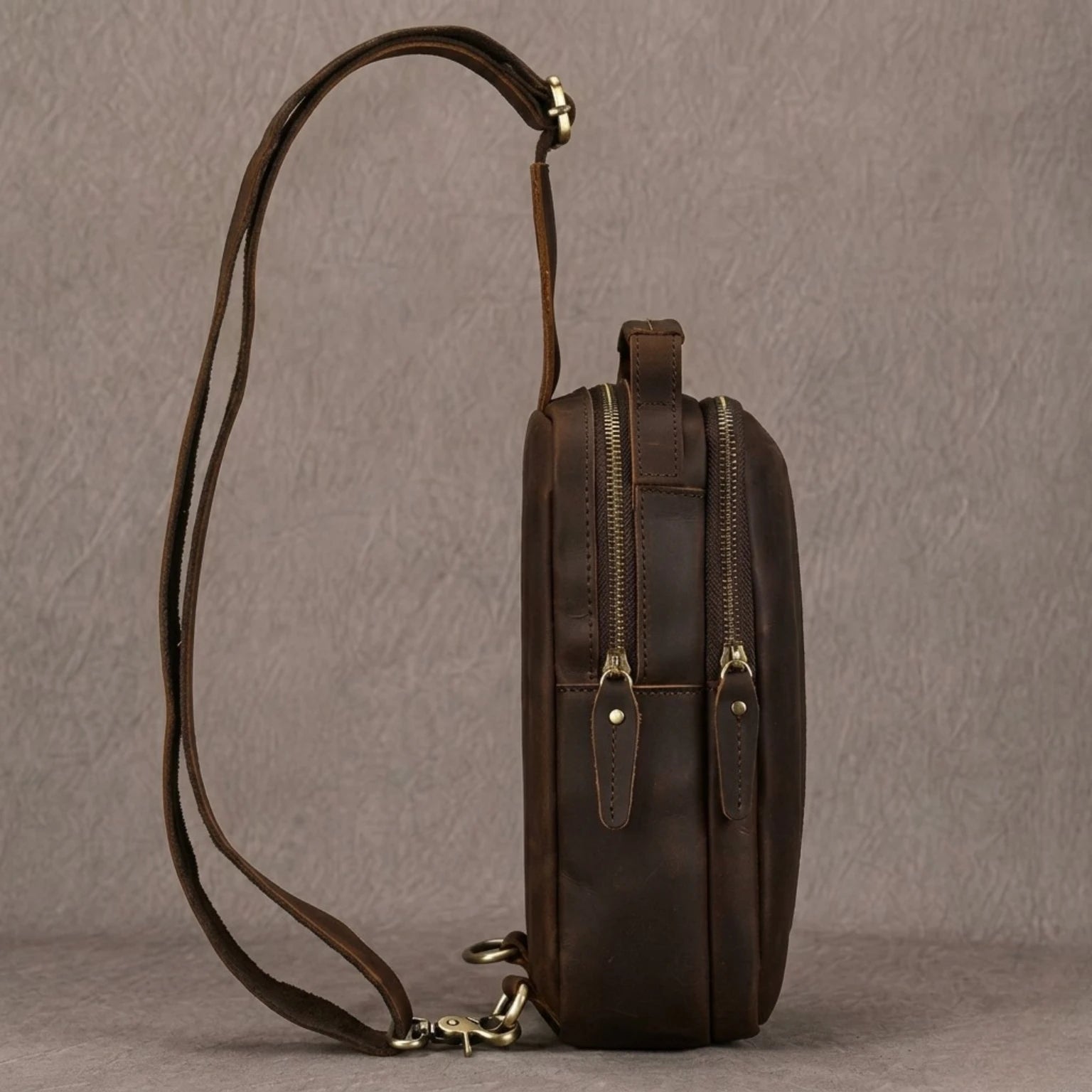 "Bolsa masculina de couro Vintage Arms, modelo transversal com design vintage e elegante para trabalho, viagens e uso diário."