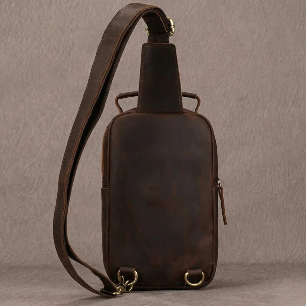 "Bolsa de couro transversal masculina Vintage Arms com acabamento refinado, estilo clássico e alta durabilidade."
