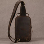 "Bolsa de couro transversal masculina Vintage Arms com acabamento refinado, estilo clássico e alta durabilidade."