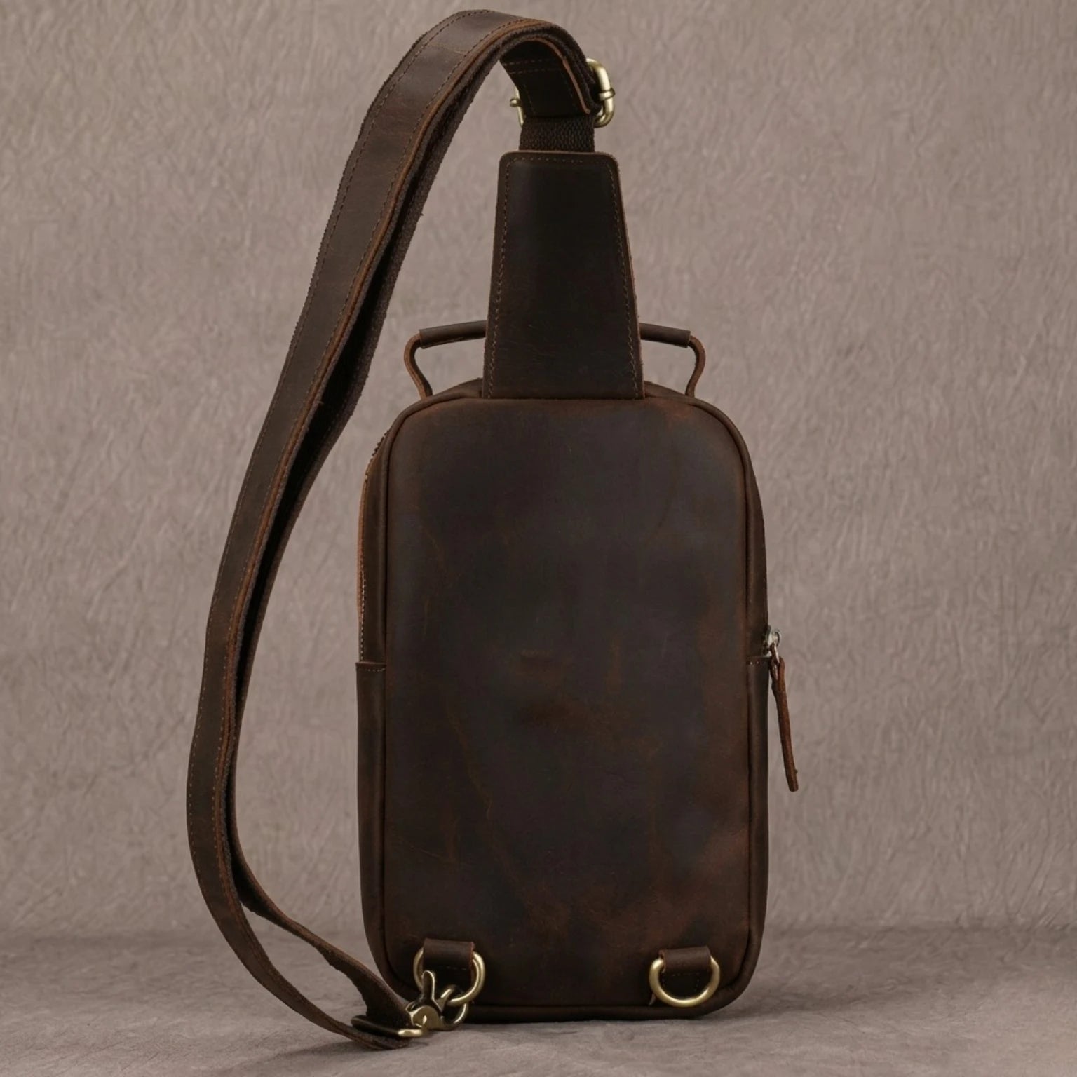 "Bolsa de couro transversal masculina Vintage Arms com acabamento refinado, estilo clássico e alta durabilidade."