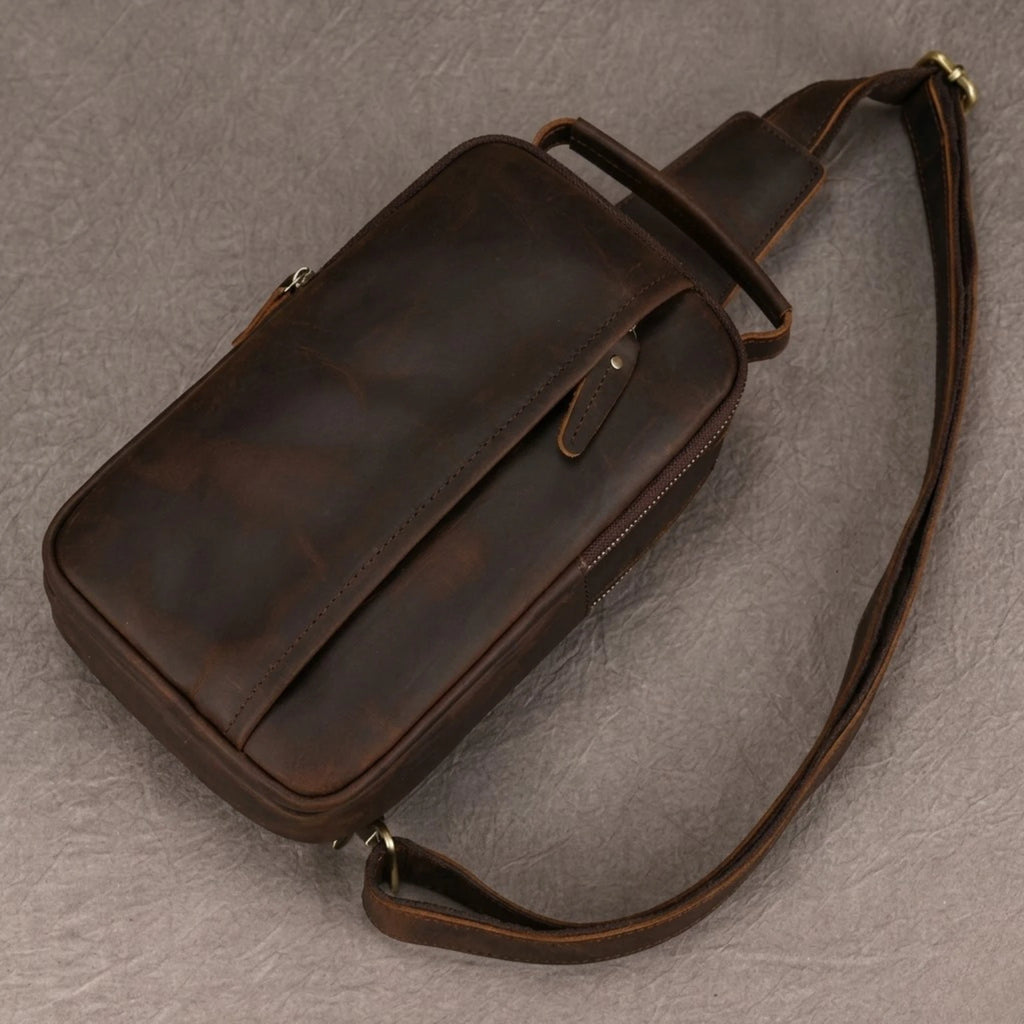 "Bolsa masculina Crossbody Vintage Arms em couro premium, modelo transversal com design sofisticado e funcional."