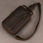 "Bolsa masculina Crossbody Vintage Arms em couro premium, modelo transversal com design sofisticado e funcional."