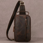 "Bolsa de Couro Masculina Crossbody Vintage Arms, bolsa masculina de couro transversal com acabamento premium, design vintage e estilo elegante."
