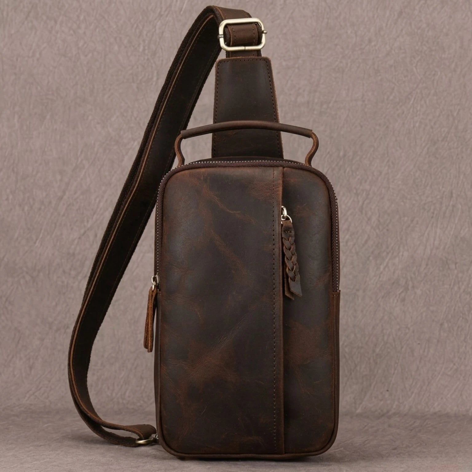 "Bolsa de Couro Masculina Crossbody Vintage Arms, bolsa masculina de couro transversal com acabamento premium, design vintage e estilo elegante."