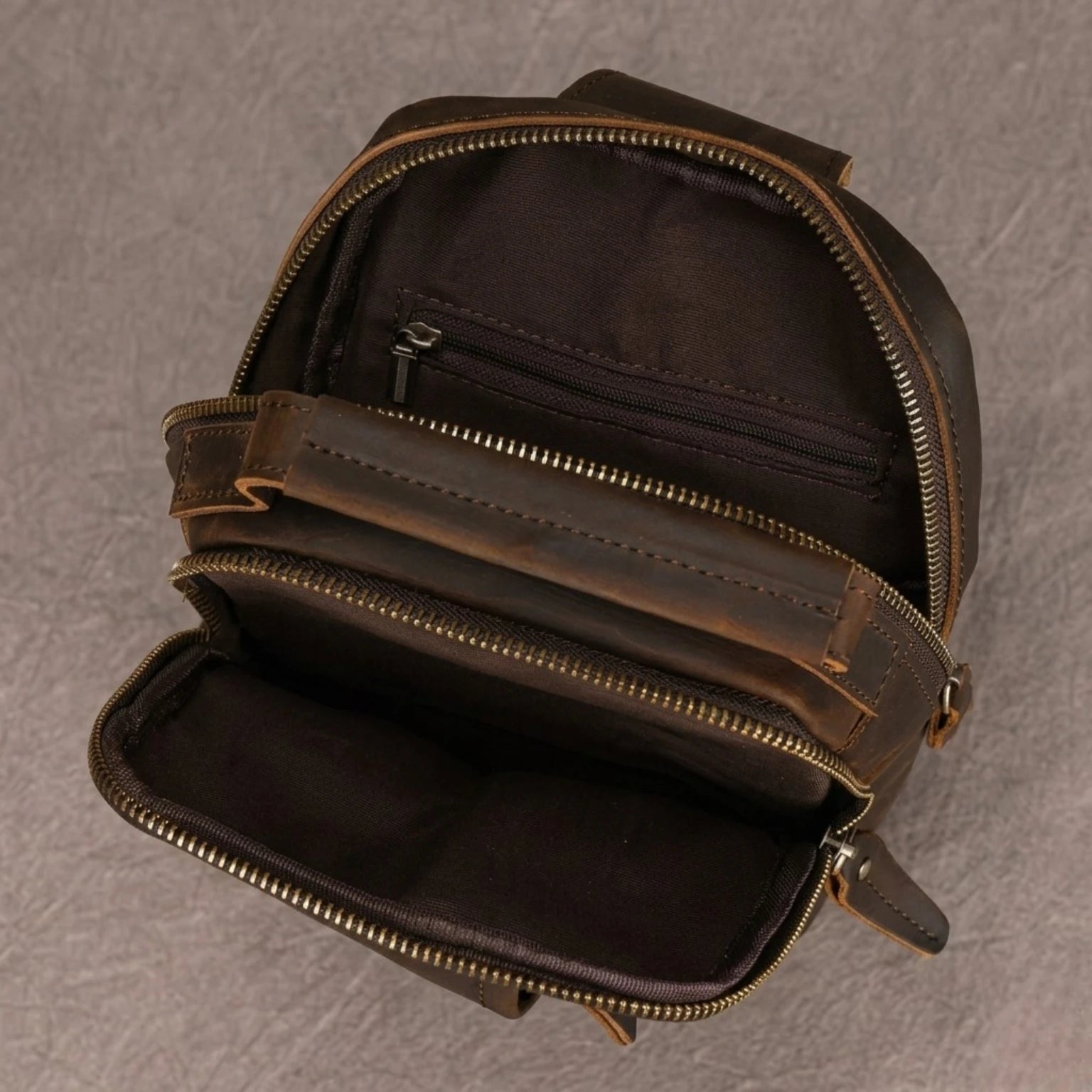 "Bolsa de Couro Masculina Crossbody Vintage Arms, bolsa masculina de couro transversal com acabamento premium, design vintage e estilo elegante."