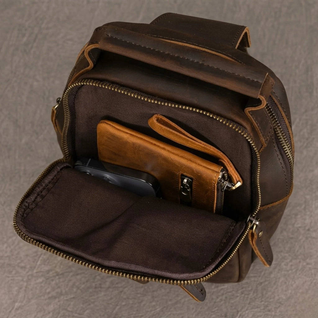 "Bolsa de Couro Masculina Crossbody Vintage Arms, bolsa masculina de couro transversal com acabamento premium, design vintage e estilo elegante."