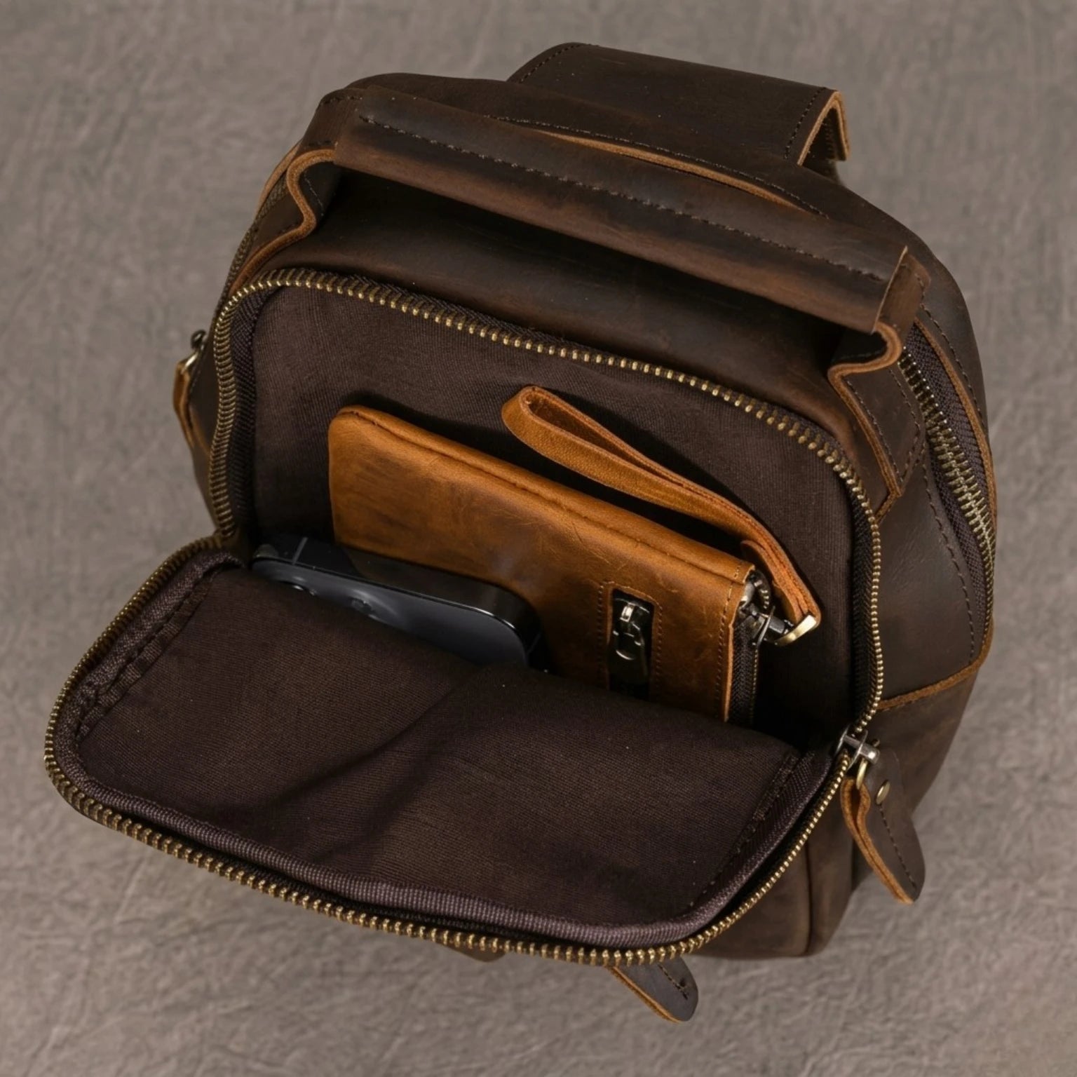 "Bolsa de Couro Masculina Crossbody Vintage Arms, bolsa masculina de couro transversal com acabamento premium, design vintage e estilo elegante."