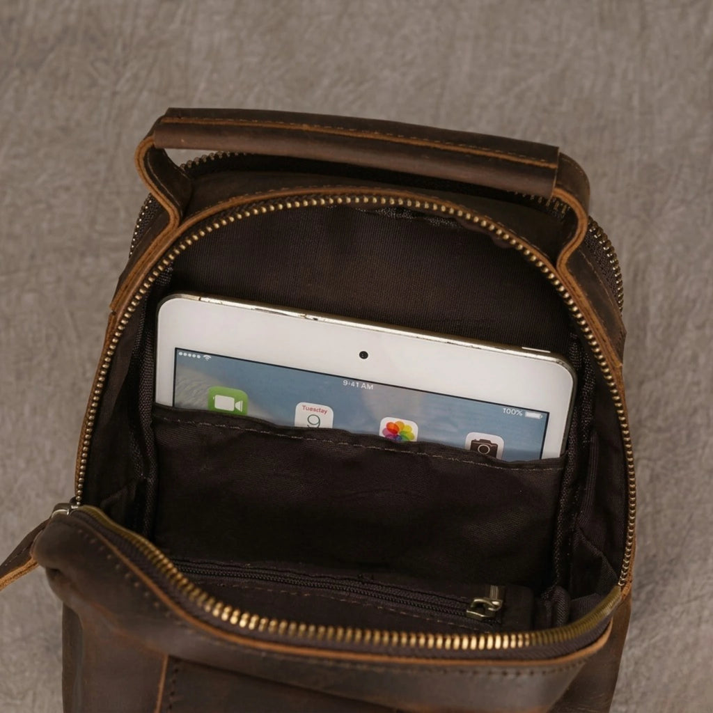 "Bolsa de Couro Masculina Crossbody Vintage Arms, bolsa masculina de couro transversal com acabamento premium, design vintage e estilo elegante."