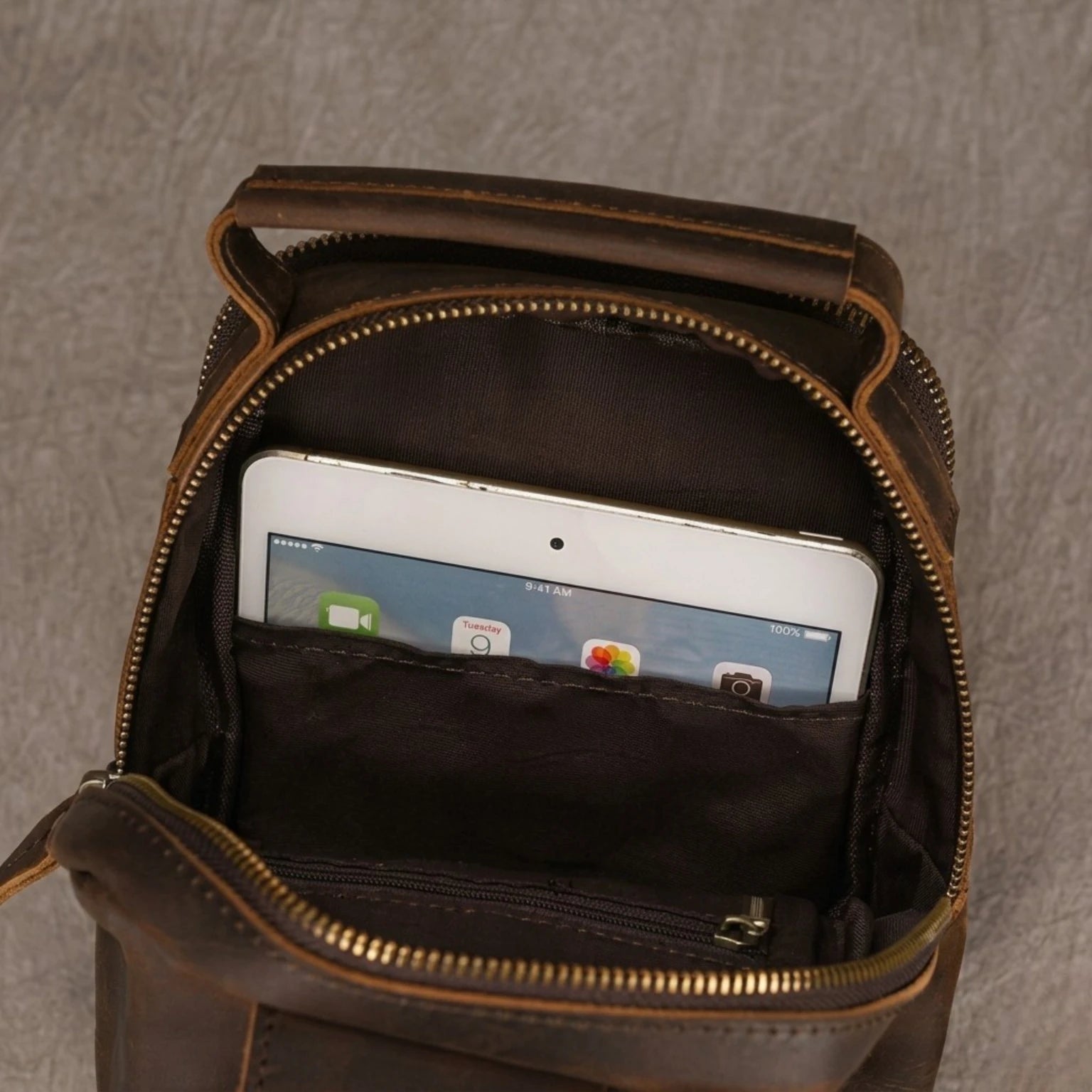 "Bolsa de Couro Masculina Crossbody Vintage Arms, bolsa masculina de couro transversal com acabamento premium, design vintage e estilo elegante."