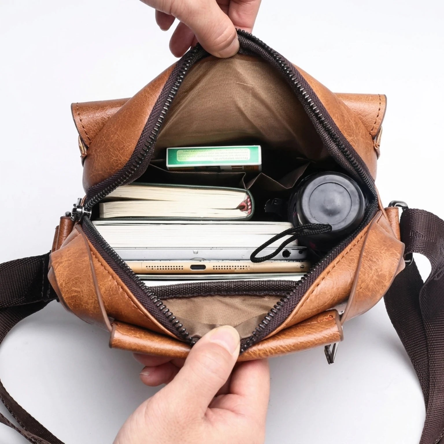 Bolsa masculina transversal Milano em couro legítimo, bolsa de couro legítimo masculina com design elegante, funcional e acabamento de alta qualidade