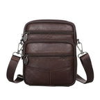 Bolsa de couro masculina transversal com design elegante, acabamento premium e espaço para itens essenciais.