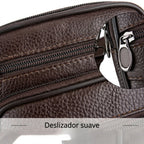 Bolsa de couro masculina transversal com design elegante, acabamento premium e espaço para itens essenciais.