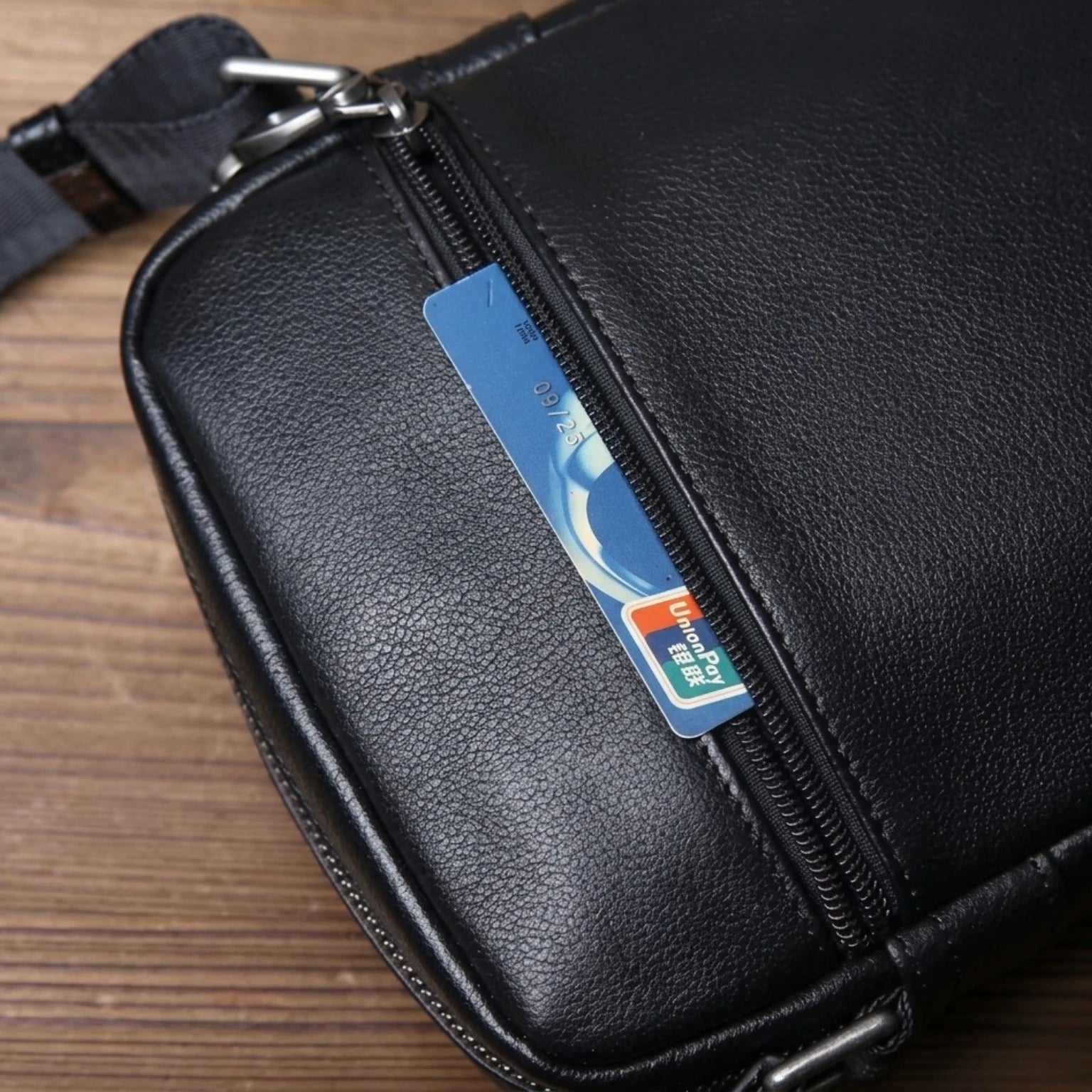 Bolsa de couro masculina Savalli moderna e confortável para o dia a dia.