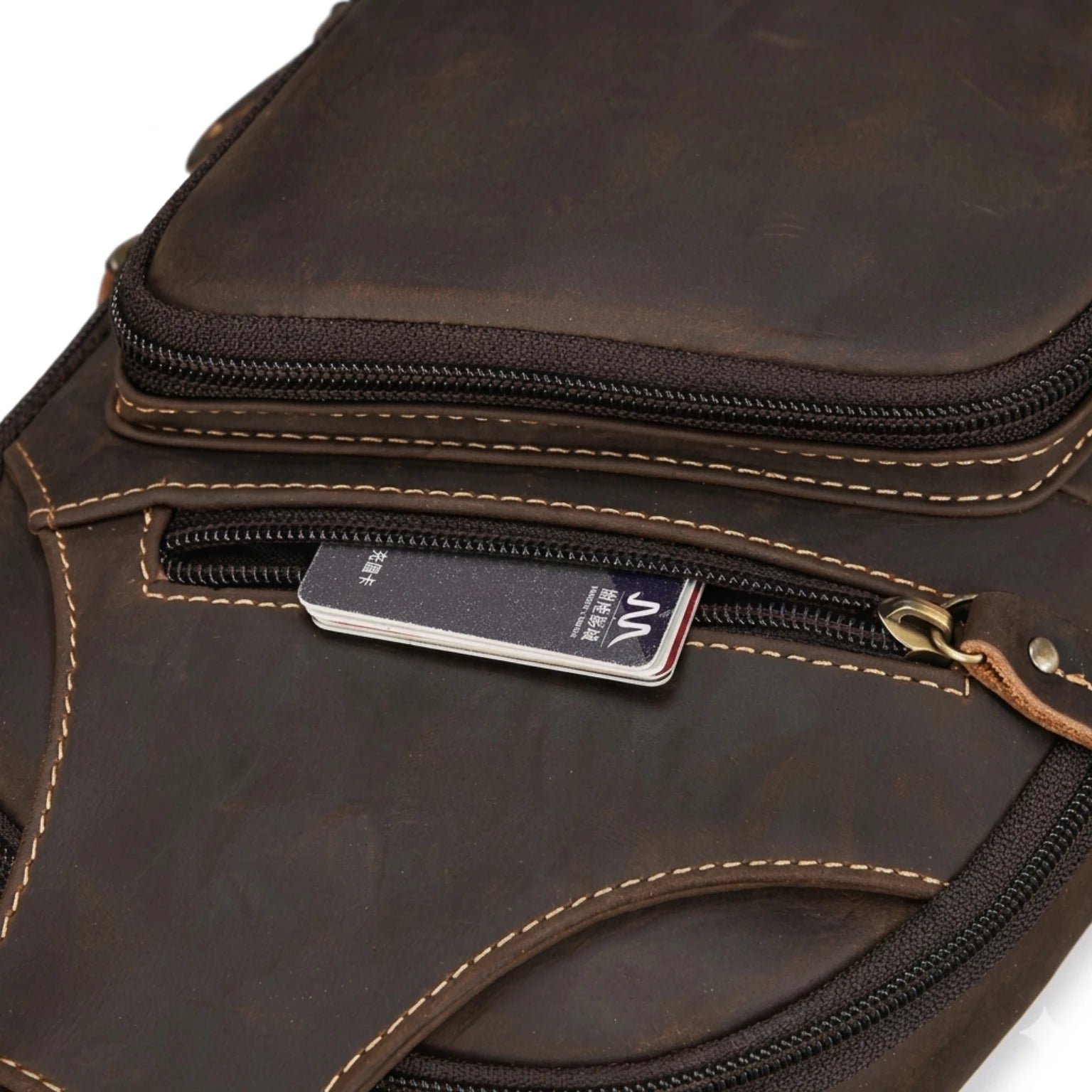 "Bolsa de Couro Transversal Vintage Renzo, bolsa masculina de couro transversal com acabamento premium, design vintage e estilo sofisticado."