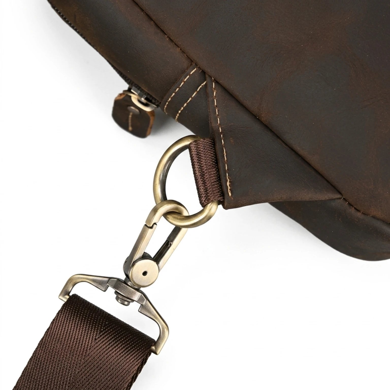 "Bolsa de Couro Transversal Vintage Renzo, bolsa masculina de couro transversal com acabamento premium, design vintage e estilo sofisticado."