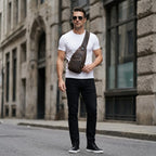 "Bolsa masculina de couro transversal Vintage Renzo com estilo vintage, confeccionada em couro de alta qualidade e ideal para o dia a dia."
