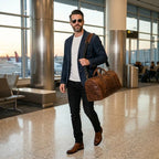 Bolsa de viagem de mão em couro com estilo clássico e funcionalidade.