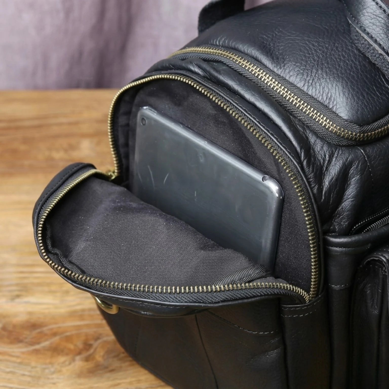 Bolsa de couro Lorenzo para viagem com estilo refinado e excelente organização.