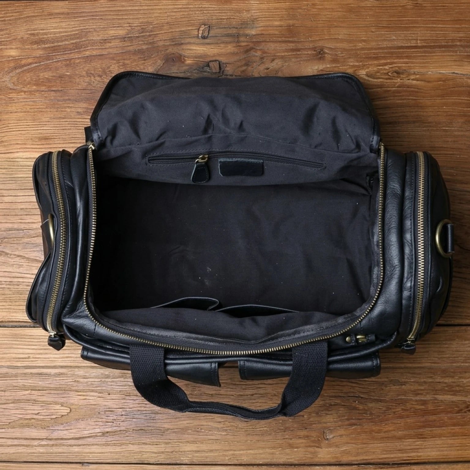 Bolsa de couro Lorenzo para viagem com estilo refinado e excelente organização.