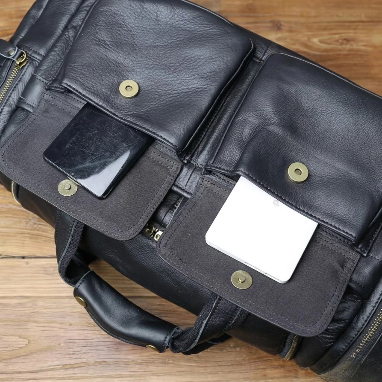 Bolsa de couro Lorenzo para viagem com estilo refinado e excelente organização.