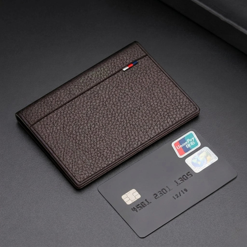 Carteira masculina pequena Slim Domini em couro legítimo, design sofisticado, alta durabilidade e acabamento premium para o dia a dia