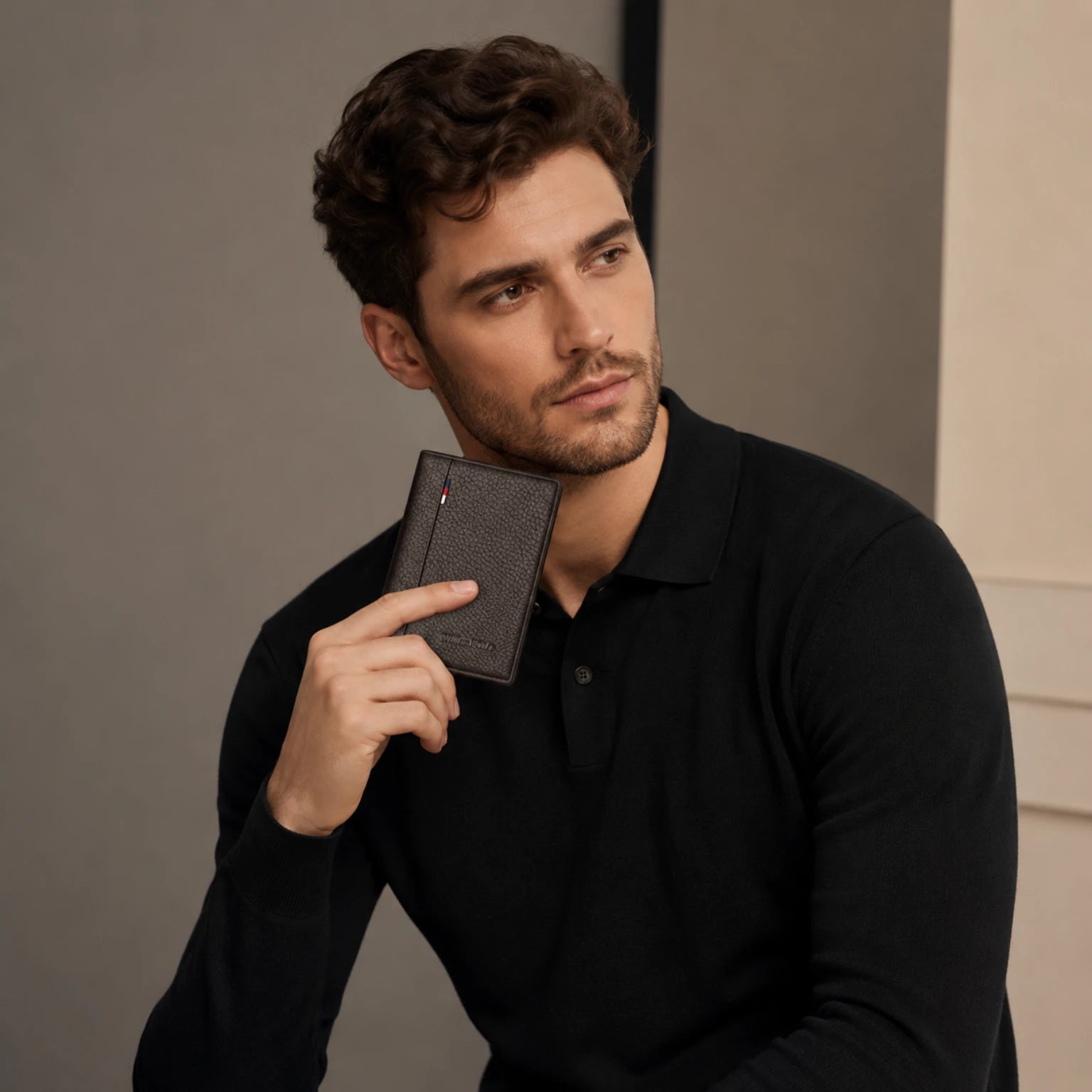 Carteira masculina de couro Slim Domini, modelo compacto em couro legítimo com visual elegante e acabamento refinado