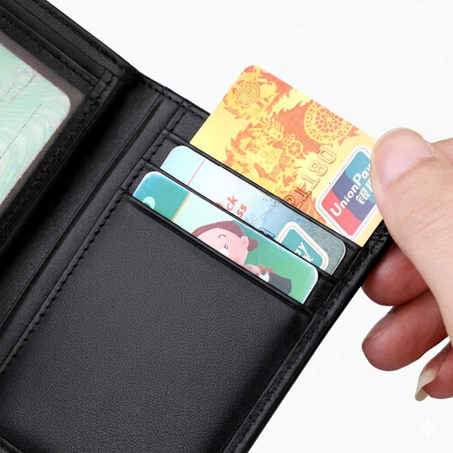 Carteira masculina de couro legítimo slim com design elegante, acabamento premium e espaço para cartões e documentos.